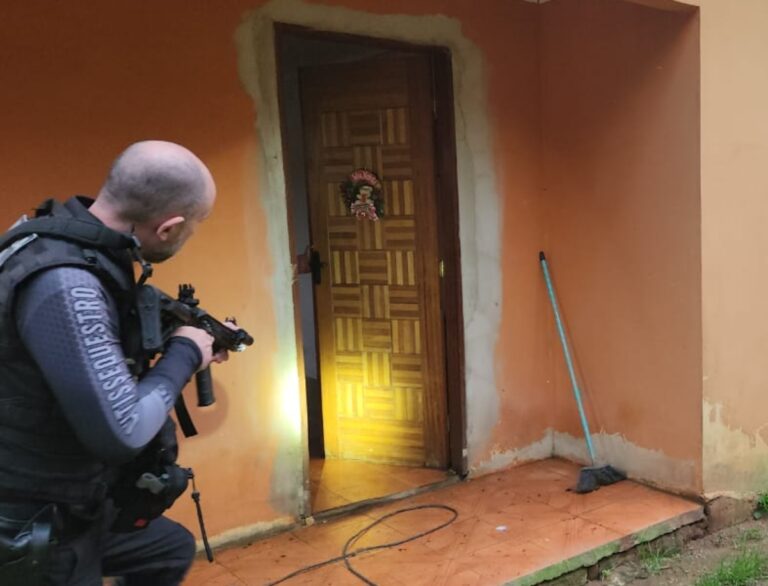 Polícia Civil faz operação para combater venda de armas e tráfico de drogas