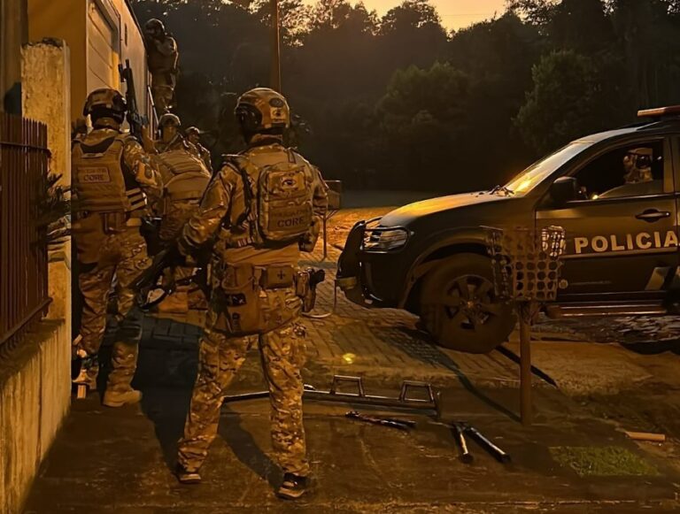 Polícia Civil faz operação para prender suspeitos de matar quatro pessoas na frente de condomínio