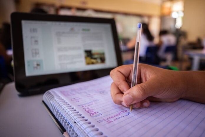 Ministério da Educação cria projeto para proibir celulares em sala de aula; Entenda