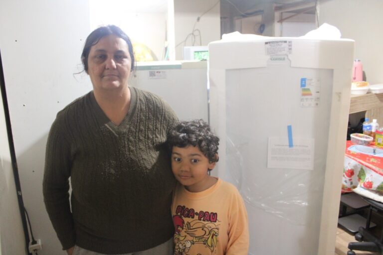 RGE entrega geladeiras para vítimas da enchente em Canoas 