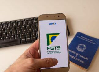 Os trabalhadores podem sacar até R$ 2.900 pelo FGTS. O trabalhador com carteira assinada pode acessar o saque por meio da Caixa.