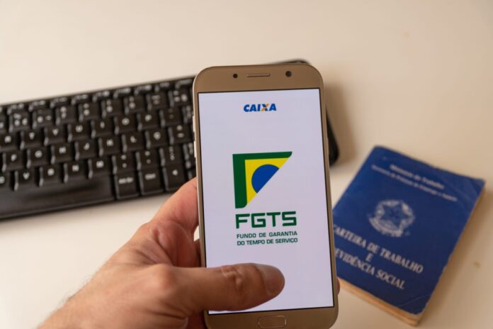 Os trabalhadores podem sacar até R$ 2.900 pelo FGTS. O trabalhador com carteira assinada pode acessar o saque por meio da Caixa.