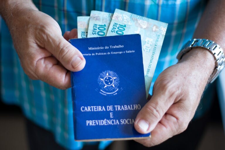 A parcela adicional do Seguro-desemprego já está disponível para retirada. Mais de 6 mil pessoas já estão recebendo esses valores.