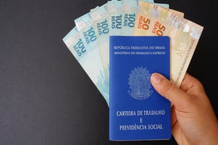 Com o recente aumento do piso nacional, o valor do seguro-desemprego também vai ser recalculado para 2025.