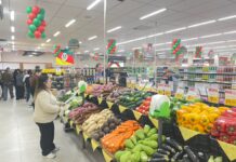 Com promoções de carnes, queijos e leite, supermercado é reaberto em Canoas