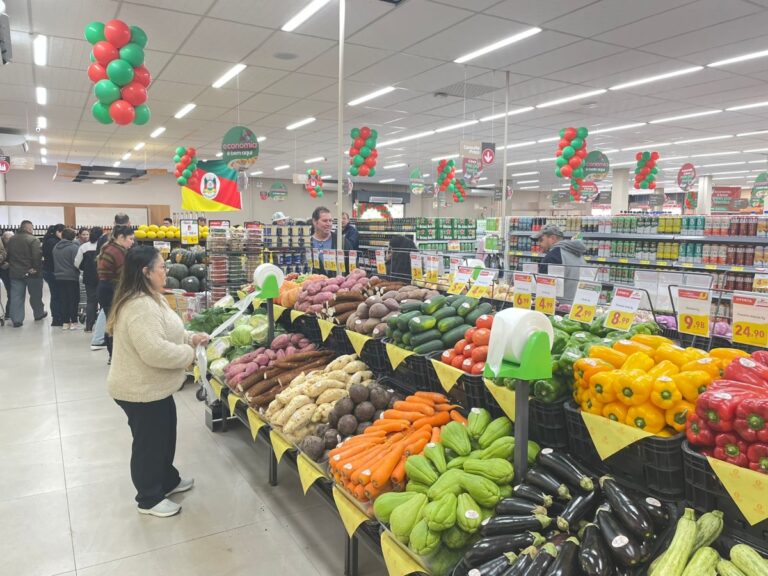 Com promoções de carnes, queijos e leite, supermercado é reaberto em Canoas