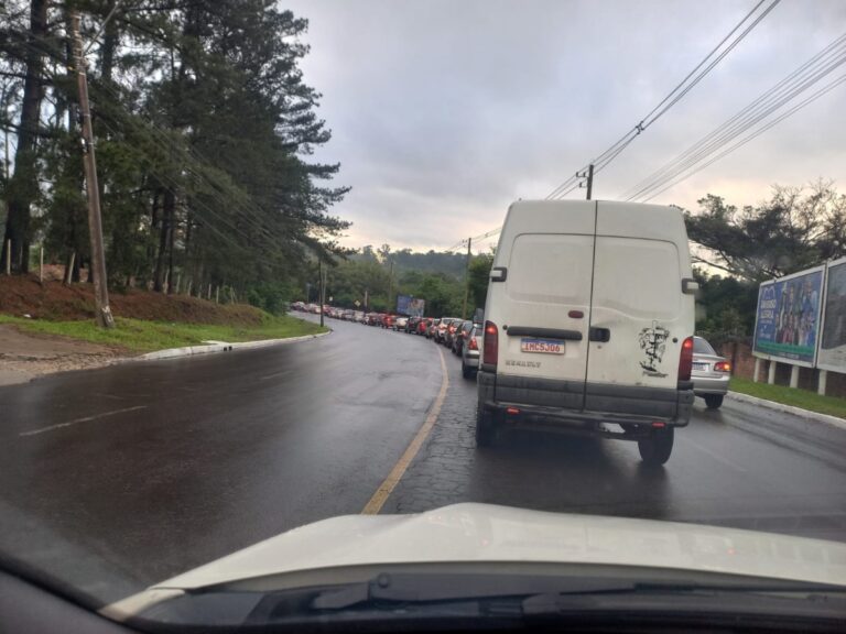 Acidente envolvendo ônibus da Transcal deixa trânsito lento em avenida de Canoas