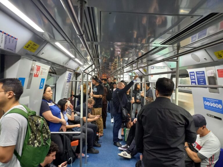 Trensurb tem movimento intenso no primeiro dia útil de circulação em Porto Alegre