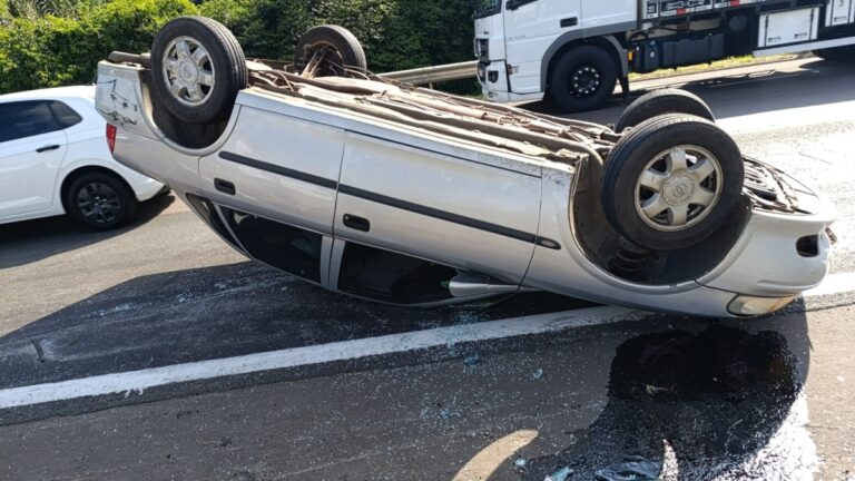 BR-386: Carro capota após acidente com caminhão em Nova Santa Rita