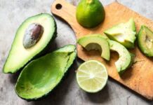 A versatilidade do abacate e limão permite explorar diferentes sabores e receitas. Confira benefícios dos alimentos.