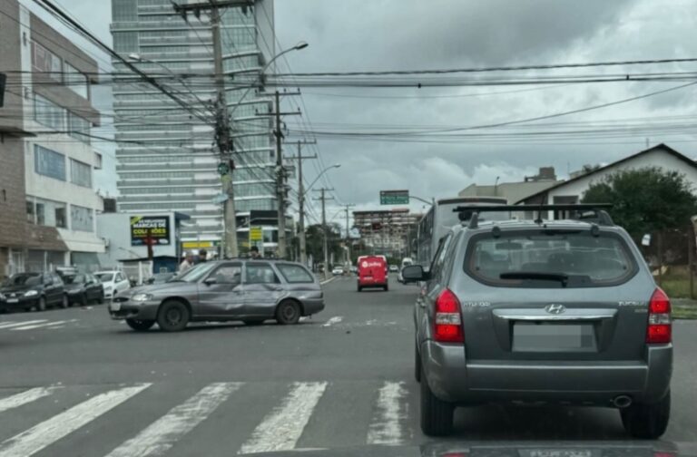 Acidente entre carro e ônibus em cruzamento causa bloqueio no trânsito em Canoas