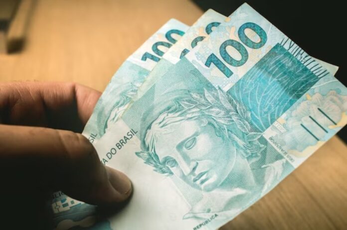 Estudantes do EJA recebem auxílio de R$ 200 até a próxima segunda; Veja como