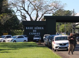 Oito voos são cancelados por buraco na pista da Base Aérea de Canoas