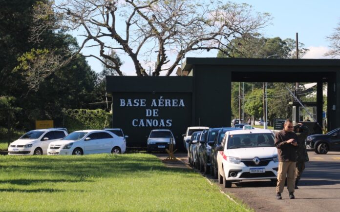 Oito voos são cancelados por buraco na pista da Base Aérea de Canoas