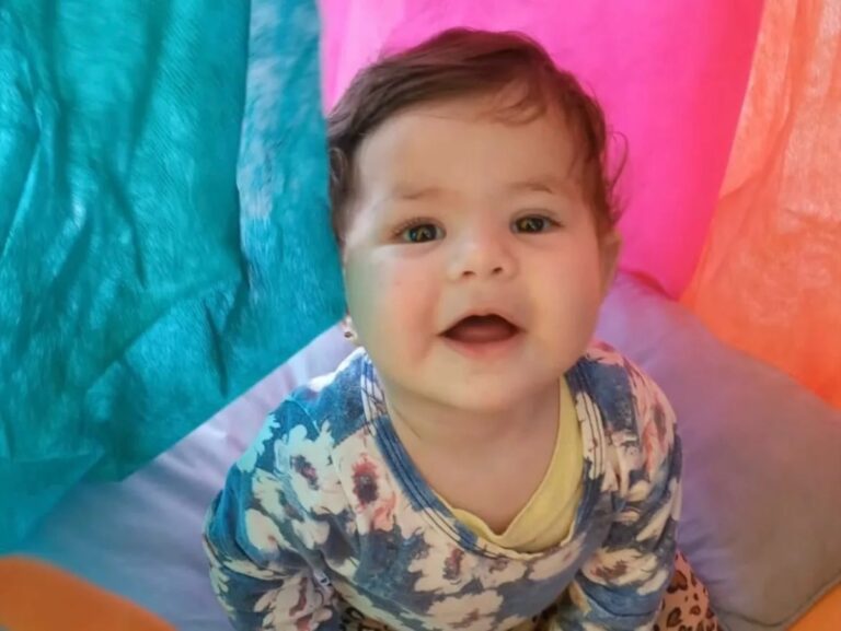 Uma bebê de quase 9 meses surpreendeu a todos ao apresentar sinais de respiração durante seu próprio velório, no último sábado (19), no município de Correia Pinto, em Santa Catarina. De acordo com informações da Prefeitura, a menina havia dado entrada no hospital por volta das 3h da madrugada e, após ser atendida, seu óbito foi confirmado pela equipe médica.