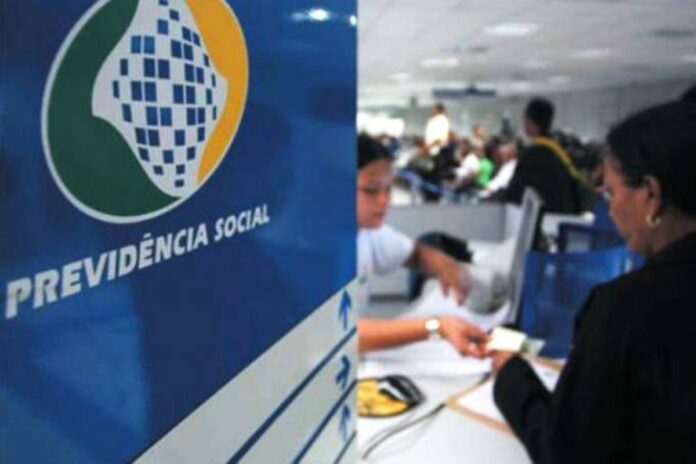 O BPC oferece mensalmente um pagamento mínimo de R$ 1.412 e está acessível para idosos com mais de 65 anos e pessoas com deficiência.