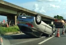Carro capota após acidente na BR-116 em Esteio e motorista fica ferido