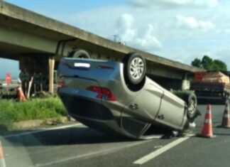 Carro capota após acidente na BR-116 em Esteio e motorista fica ferido