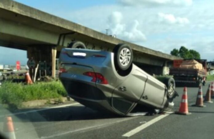 Carro capota após acidente na BR-116 em Esteio e motorista fica ferido