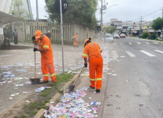 Escolas amanhecem sujas de santinhos em Canoas