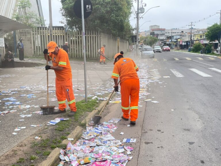 Escolas amanhecem sujas de santinhos em Canoas