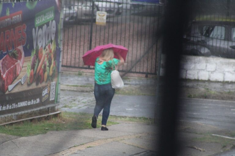 Tempestade se aproxima e muda tempo em Canoas; Venta forte e chove