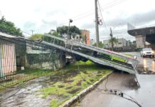 Forte vento derruba outdoor em cima de muro de residência em Canoas