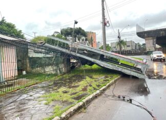 Forte vento derruba outdoor em cima de muro de residência em Canoas