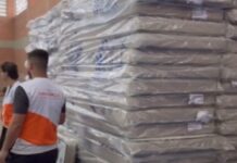 Organização chinesa distribui kits de colchões e itens de higiene em Canoas