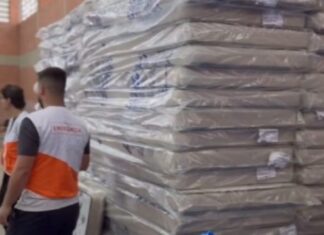 Organização chinesa distribui kits de colchões e itens de higiene em Canoas