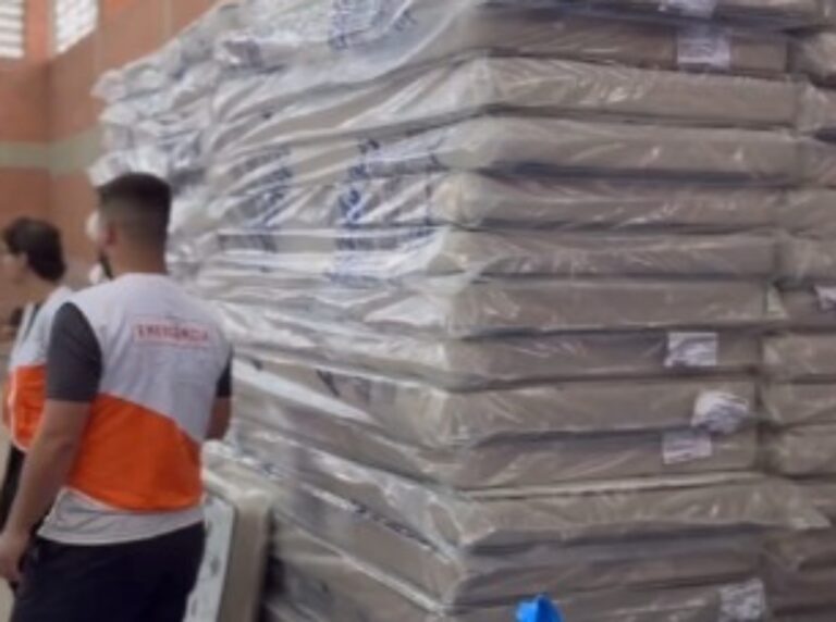 Organização chinesa distribui kits de colchões e itens de higiene em Canoas