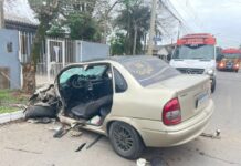 Motorista fica preso nas ferragens após carro bater em árvore em Canoas