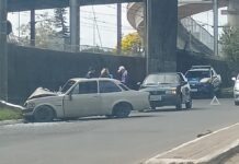 Motorista é socorrido pelo para-brisa após colisão em poste em Canoas