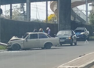 Motorista é socorrido pelo para-brisa após colisão em poste em Canoas