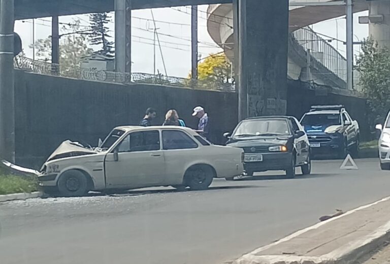 Motorista é socorrido pelo para-brisa após colisão em poste em Canoas