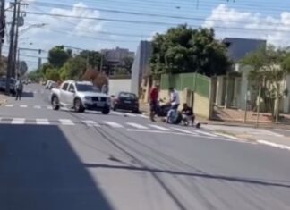 Caminhonete e moto colidem em cruzamento em Canoas