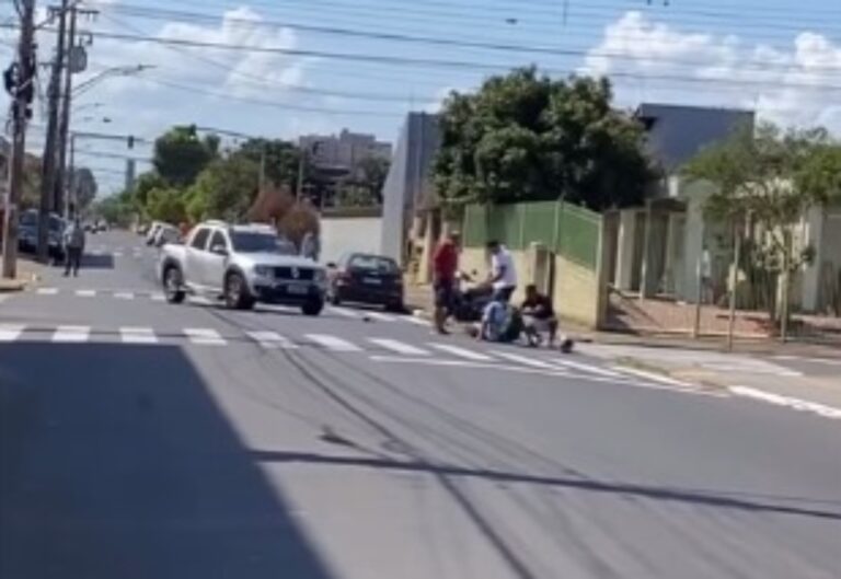 Caminhonete e moto colidem em cruzamento em Canoas