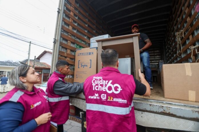 Governo do Estado realiza entrega de Kits a idosos atingidos pela enchente em Canoas