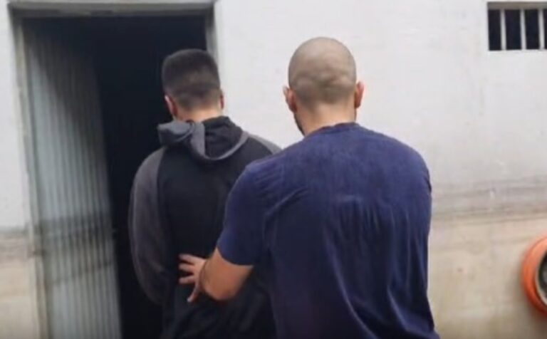 Homem é preso se masturbando em meio a mulheres em parada de ônibus em Canoas