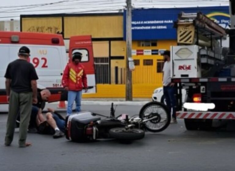 Motociclista fica ferido após acidente em Canoas com caminhão