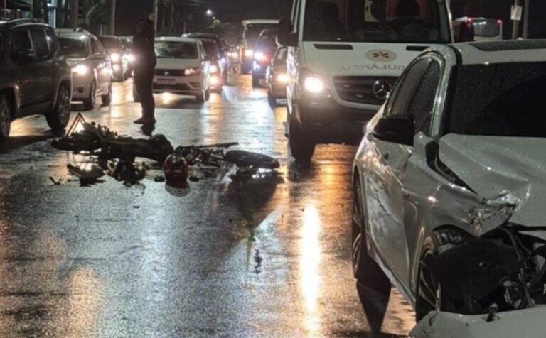 Motociclista fica com fratura exposta após acidente em Canoas com três carros