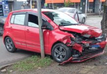 Duas pessoas ficam feridas após acidente em Canoas entre carro e caminhão