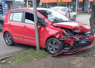 Duas pessoas ficam feridas após acidente em Canoas entre carro e caminhão