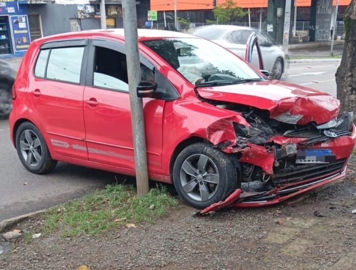 Duas pessoas ficam feridas após acidente em Canoas entre carro e caminhão