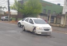 Acidente em Canoas entre dois carros causa bloqueio em avenida