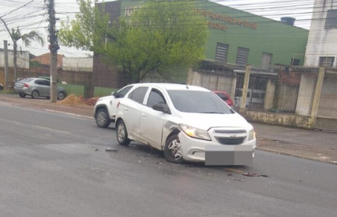 Acidente em Canoas entre dois carros causa bloqueio em avenida