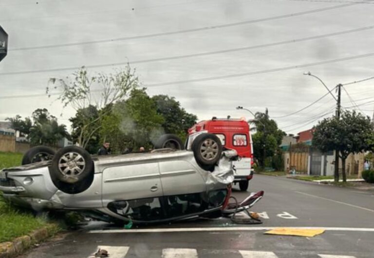 Carro capota após acidente em Canoas
