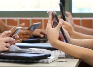 Deputados aprovam proibição de celulares nas escolas