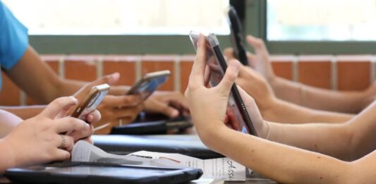 Deputados aprovam proibição de celulares nas escolas