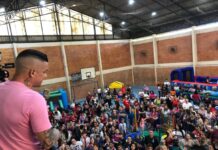 D'Alessandro participa de festa com mais de 2 mil crianças em Canoas